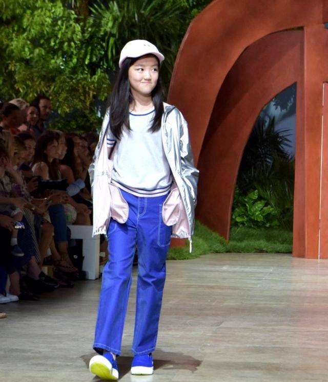 王菲女儿李嫣霸气走秀李亚鹏的表情十分欣慰孩子好自信