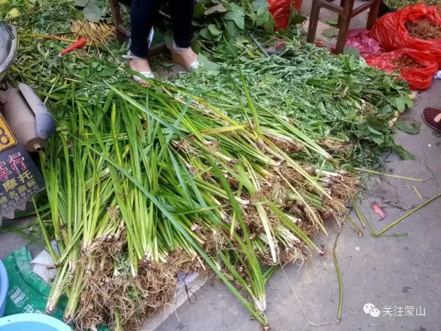 用雄黄和米酒搅拌均匀,撒在家里的各个角落,据说可以驱蚊,避蛇,辟邪等