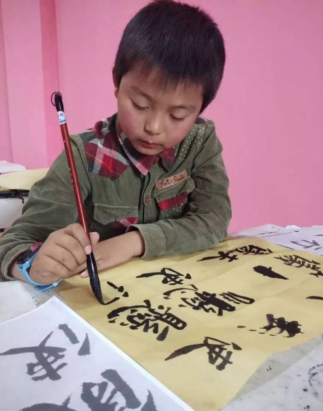 别人家的小孩字越写越好,原因竟是他们受到了一位优秀书法人士的指点.