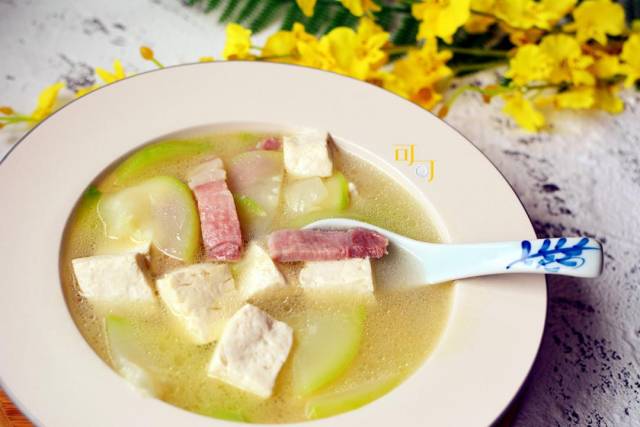 [咸肉西葫芦豆腐汤]