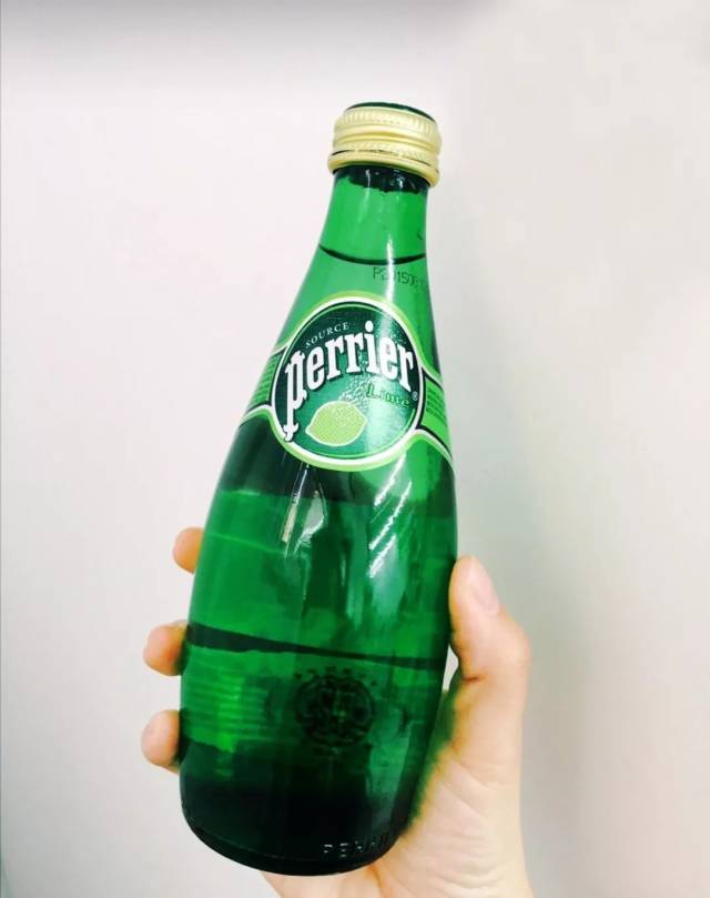 又一款网红汽水——perrier巴黎水,碧绿的瓶就很有清凉感,贵族气质