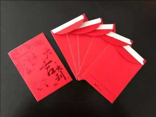 取出另一组红包,如下图翻折,粘上双面胶