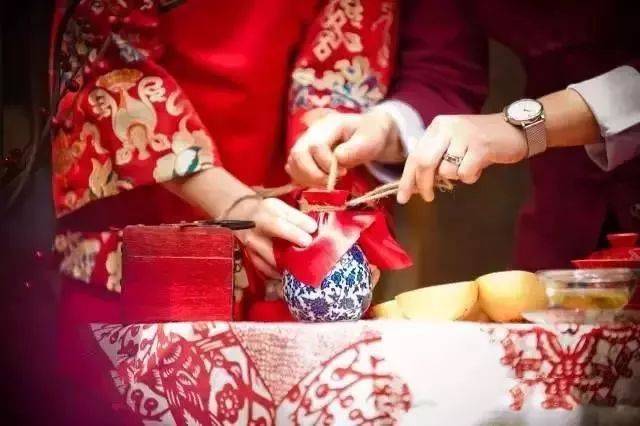 改口敬茶是传统婚礼中必不可少的一个流程,即便现在婚礼仪式西化