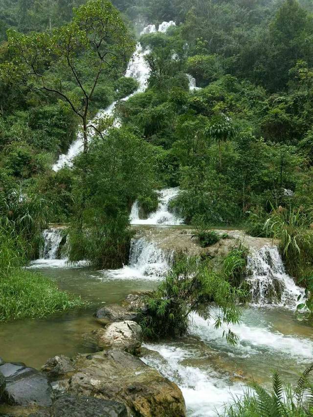 贵州荔波小七孔景区的翠谷瀑布风景如画美到极致