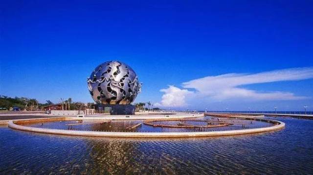 是北海市的旅游景点,位于广西北海市银海区,西起侨港镇渔港,东至大冠