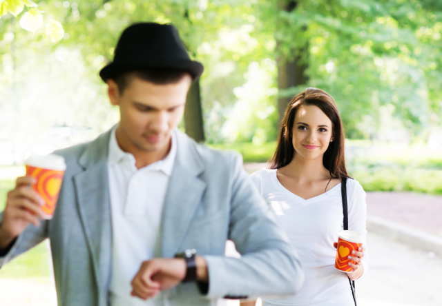 等我一下 可不是wait me!这样的中式英文你