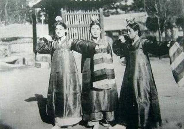老照片:百年前的朝鲜妓生,不光要长得好看,还要内外兼修!