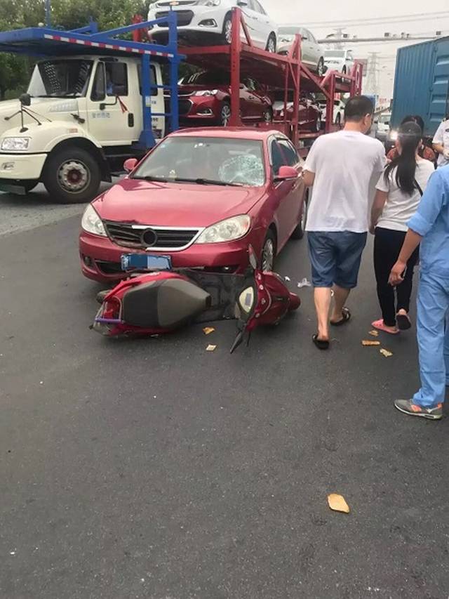 上午巨峰路一轿车撞电瓶车 骑手飞出3米外