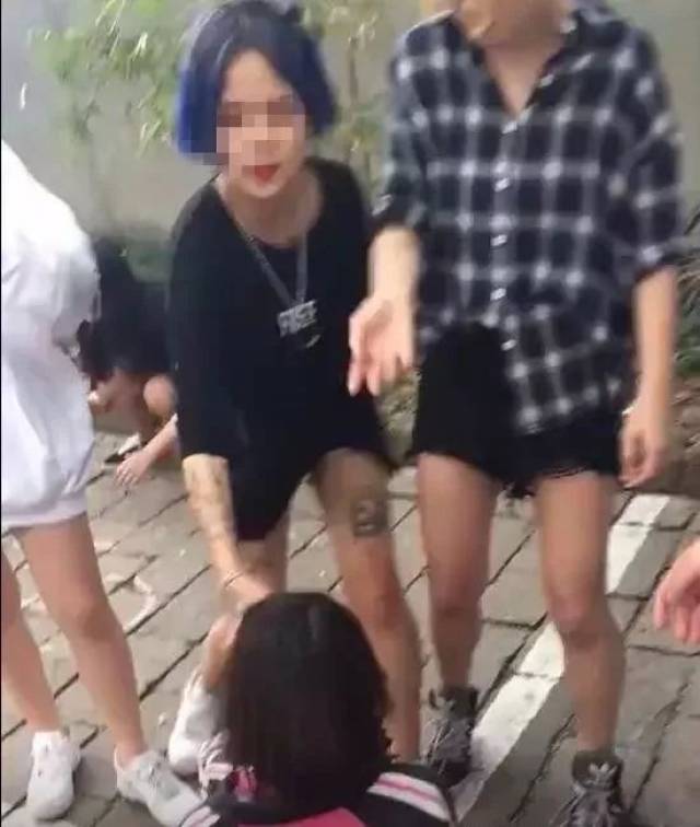 上海一女生街头被6人殴打!其中5名施暴者是女的!看着气愤!