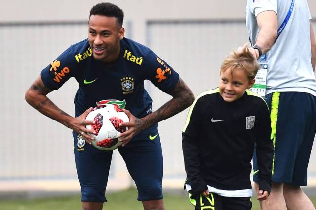 世界杯快讯:五星巴西队备战欧洲红魔比利时,内马尔带儿子卢卡入场训练