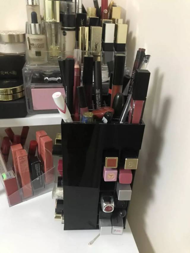 第一个抽屉里也是无处不在的口红,里面都是我没见他用过的,我真不