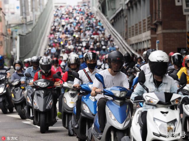 台湾上班族骑摩托过桥让人头皮发麻!