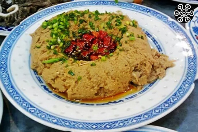 特色二: 炒麻豆腐由于色,香,味,型俱佳获得"全国风味名牌产品"称号.