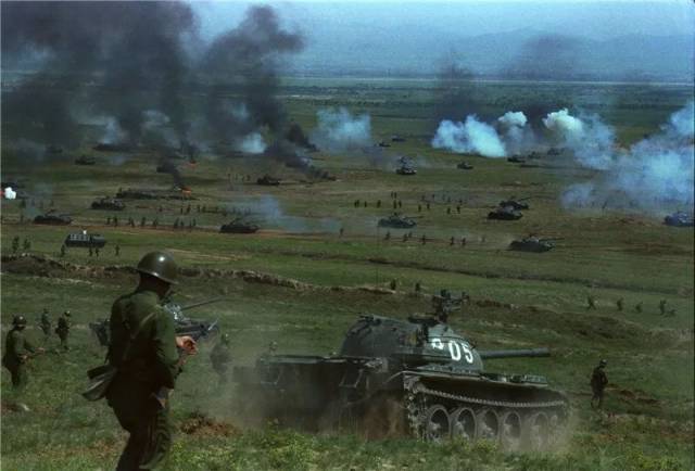 华北军事大演习 1981年9月,华北某地大规模实兵实装演习.王建民 摄