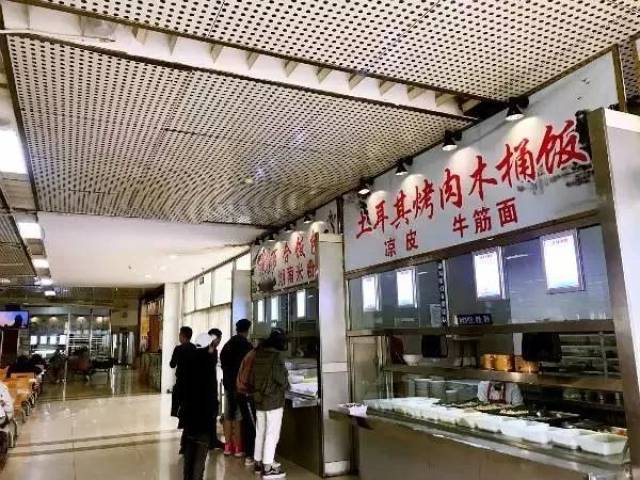 吉林财经大学一食堂一二层是学生用餐区,三层是教工食堂和清真食堂.