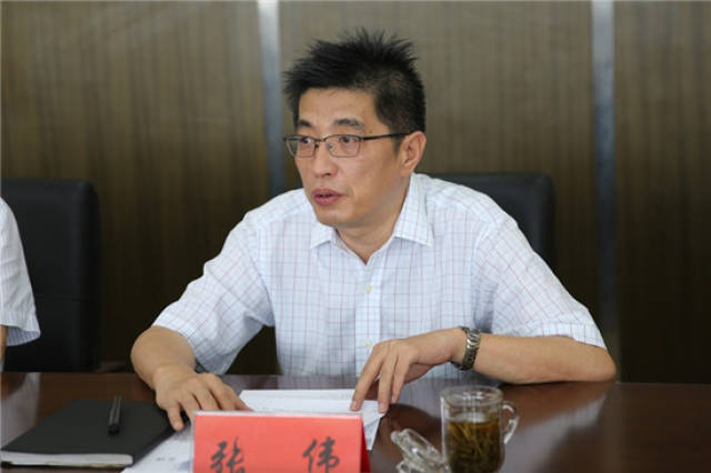 兴化法院党组书记,院长张伟,党组成员政治处主任王澄等参加座谈.
