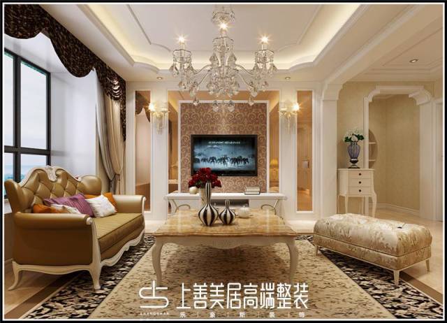 采用大量金色系的色调,配以白色及暖色,繁复的吊顶及华丽的吊灯,完美