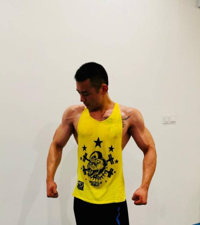 爱健身的空少,打造超霸气胸肌帅气狗公腰,转型为健体运动员
