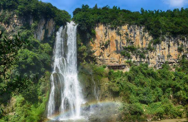 这里有有级风景名胜区马岭河峡谷,万峰林,万峰湖,鲁布革深谷湖