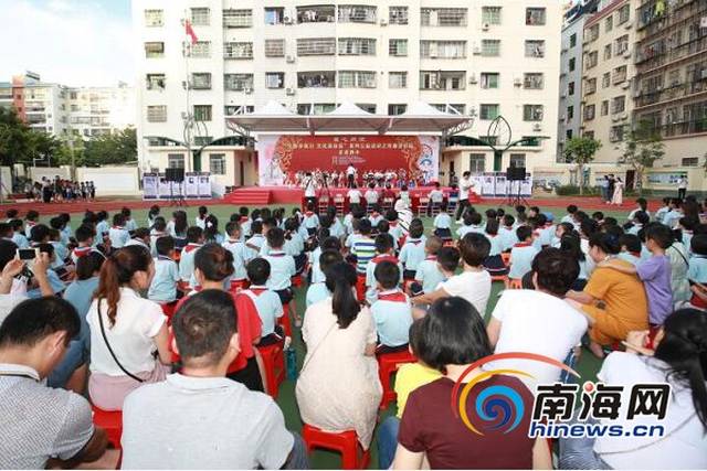 三亚市第四小学师生及学生家长现场观看"戏曲进校园"活动表演.