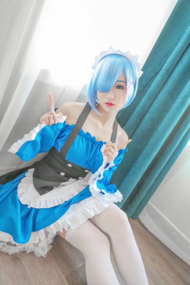 蕾姆cosplay 这个萌妹是蓝色的