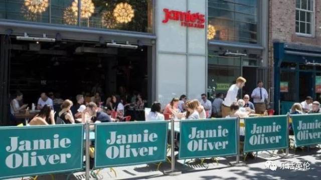 40多名警察突袭伦敦唐人街抓黑工!粗暴强硬执法,场面一度混乱失