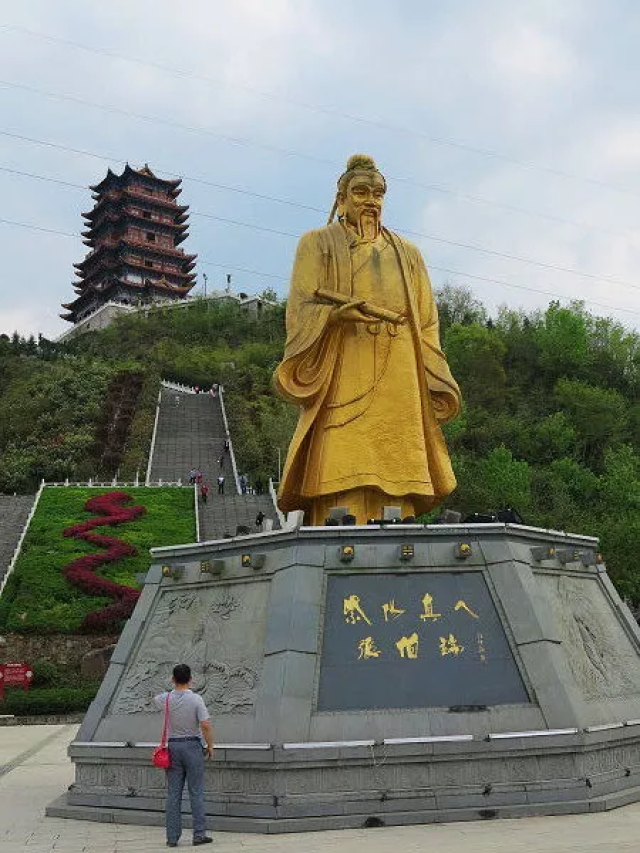 紫阳 文笔山 文笔山公园也是以道教为主题,两边的苗圃图案都是太极图.