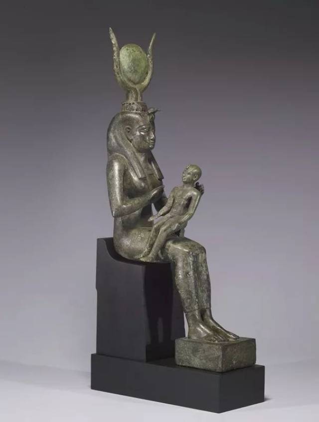 青铜雕像"伊西丝把荷鲁斯抱在腿上",公元前680-640年,青铜错银