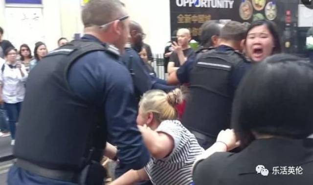 40多名警察突袭伦敦唐人街抓黑工!粗暴强硬执法,场面一度混乱失