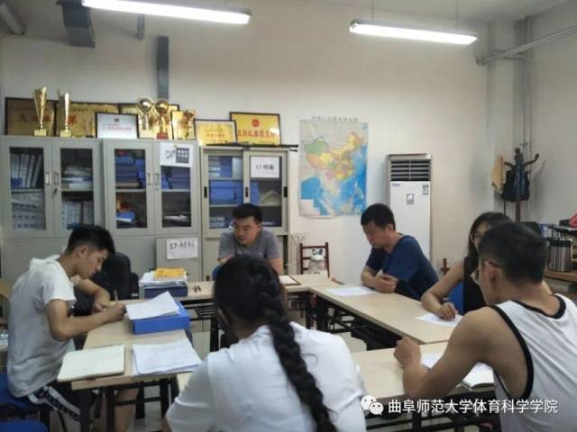 7月6日上午10:00,体育科学学院在学院辅导员办公室召开期末辅导员会议