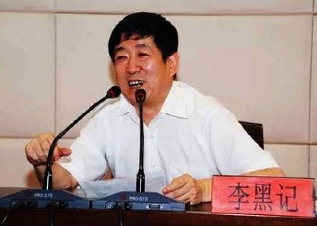 李黑记十分懂得用人之道,东岭村有个残疾娃,总缠着他,想在企业谋个事