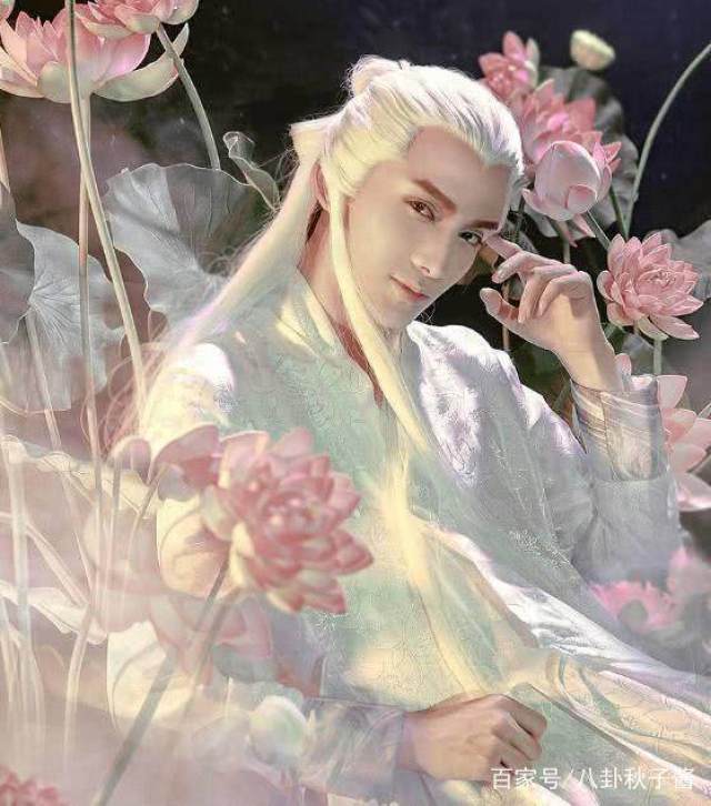 《枕上书》曝光帝君和白凤九儿子图片,银发配凤尾花造型惊艳