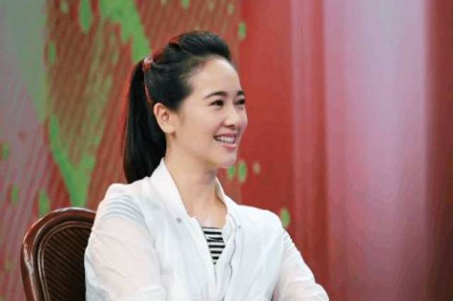 41岁左小青与女儿近照:基因强大到难以置信,难怪陈道明和她传绯闻
