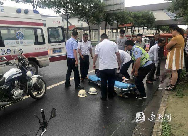 偶遇车祸现场 宿迁交警脱下雨衣照顾受伤女子