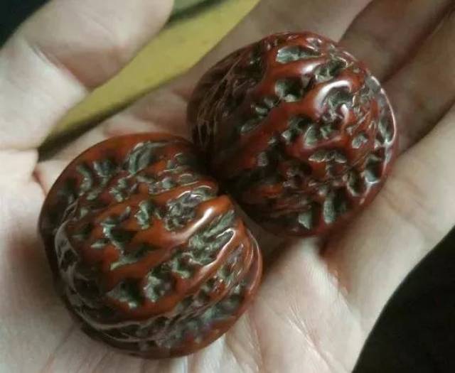 几十年的核桃不多见,盘了几年就盘黑的倒有不少.