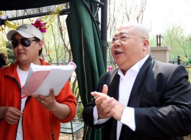 国家一级演员刘金山近照,曾被评为"孝星",却对保安动粗惹非议