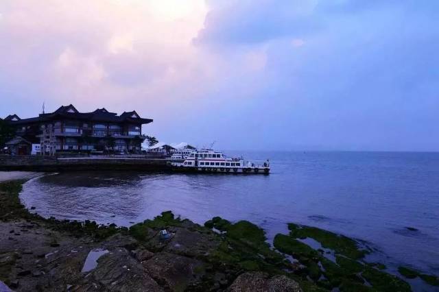 全村现有海草房144户,630间,是威海市保存较为完好的海草民居群.