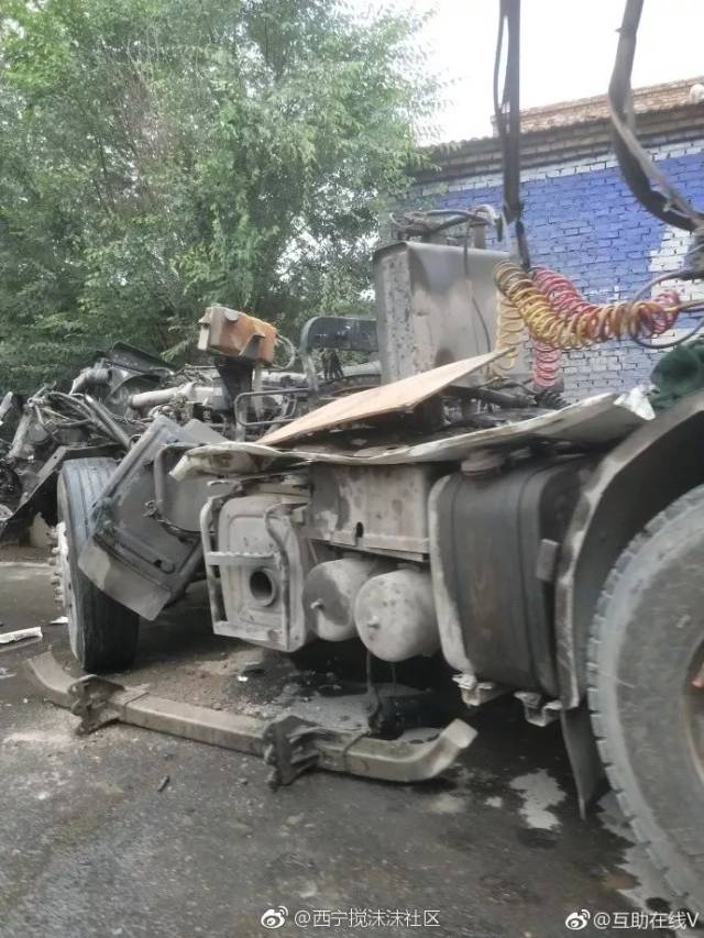 今早互助发生车祸,车头都被撞飞了