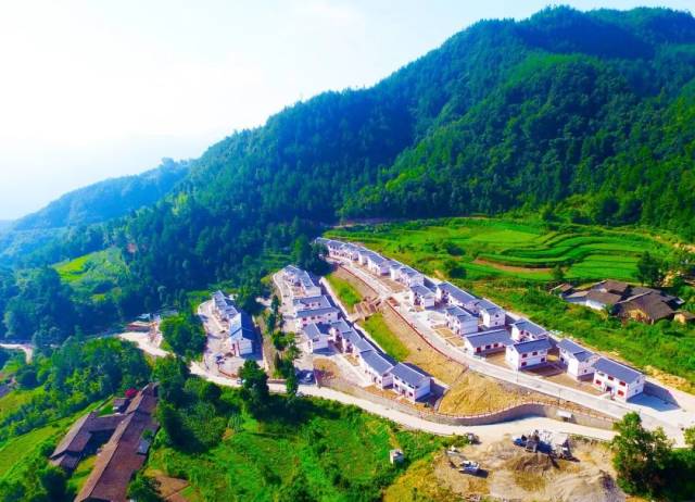 万花源旅游景区位于万源市太平镇牛卯坪村,距万源市中心10公里,距襄
