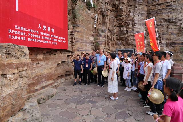 这条削平1250座山头才建成的红旗渠,7月红旗飘飘,红歌