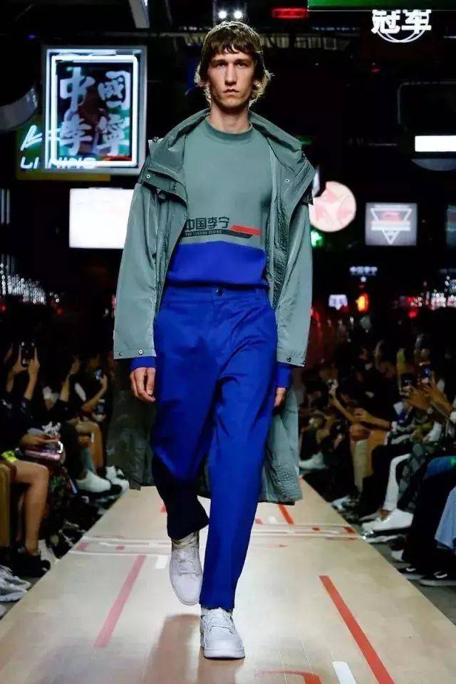 bella hadid 都把李宁穿在了胸前 塞纳河畔的李宁巴黎时装周春夏发布