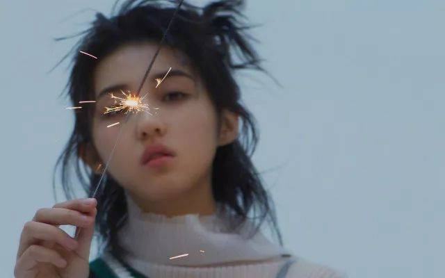 一边和熊梓淇谈浪漫校园恋爱，一边化身“暴力妹妹”整蛊彭昱畅，到底哪面才是张子枫?