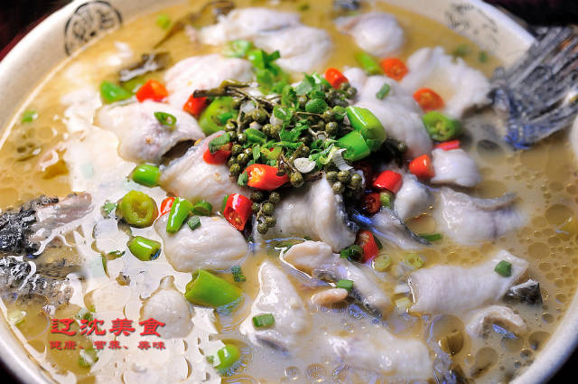 川菜也是厨师拿手菜,椒麻的酸菜鱼,香辣的水煮鱼.