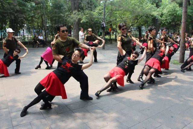 凭借30多年的舞龄 练就了一身舞艺 民间还有这么一种说法: 水兵舞跳得