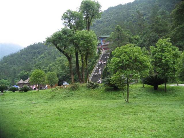 △ 夏天   姑婆山情人湖 △姑婆山主峰 △九铺香酒厂