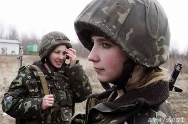 图示:日托米尔城中乌克兰女兵