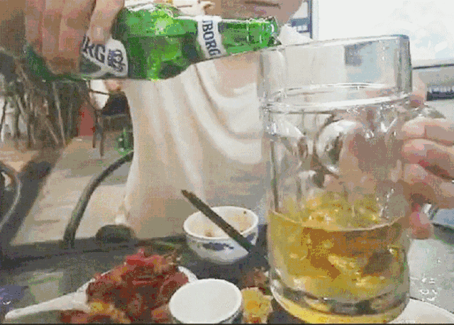 网红一铲子方向休闲吧惊现英雄杯,恣意享受啤酒和激情