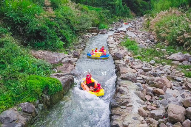 虎啸峡十公里长的峡谷漂流,让你肾上腺素喷发
