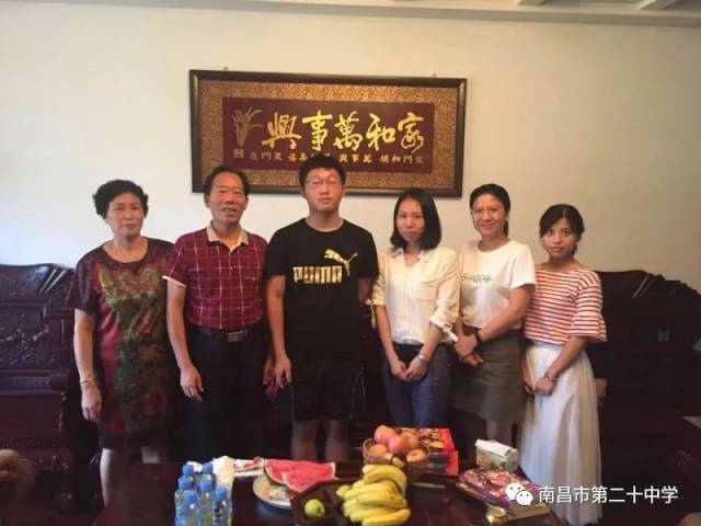 走进应嘉佳同学家里,校长彭仁亮与学生,家长面对面亲切交谈,全面深入