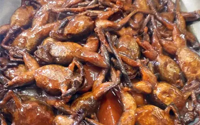 宽甸美食推荐:金蛤蟆炖鸡馆,一锅老汤30年,到宽甸没吃过这些美食算是
